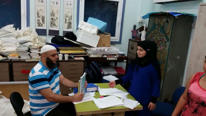 بالصور: المدرسة الثانوية الشاملة توزع الكتب المدرسية للمرحلة الاعدادية 